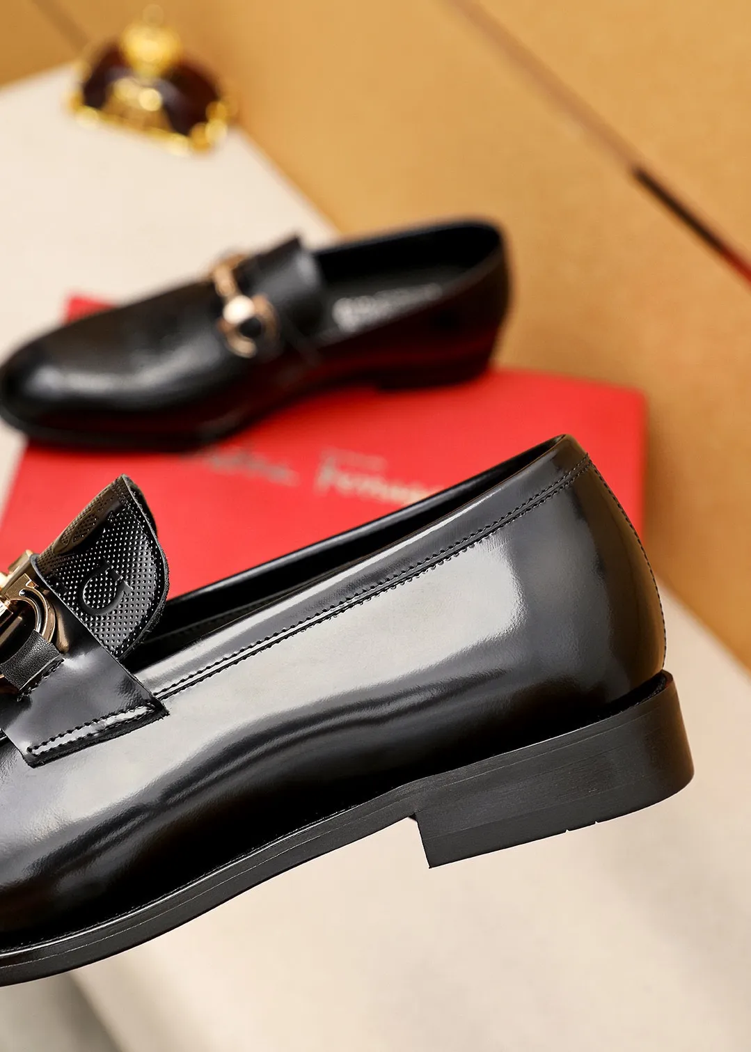 Men's shoes 💰460 💐 Product trademark: Ferragamo "Ferragamo" casual leather shoes Regular size: 38-44 (45.46🉑️customized) Product materials: Selected imported first-layer open-edge beaded cowhide floral upper + luxury hardware buckle, imported water-dyed cowhide leather lining. Strong three-dimensional visual effect, original rubber outsole Color: 1⃣️color optional